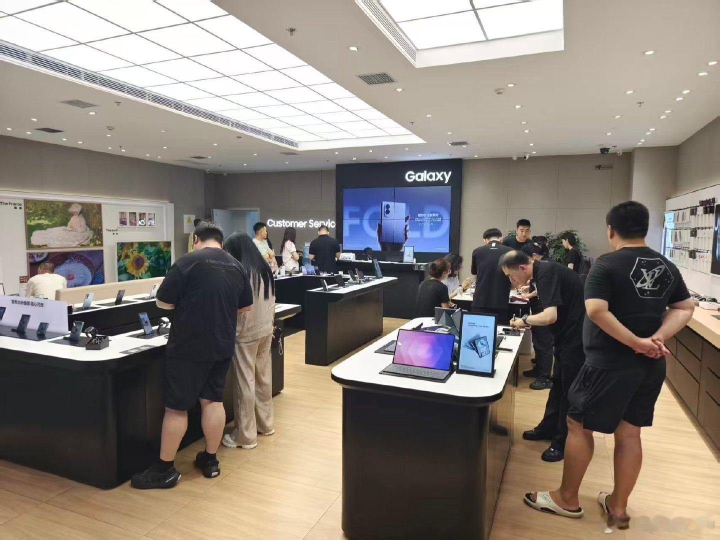 线下店摸到三星 Fold 8 Ultra真机了，上手质感绝了，而且店里全是人，取机的排队也不少，就连预约的也扎堆，感觉这波不冲怕是要等好久了#三星ZFold8Ultra##三星折叠屏薄到离谱了# ​