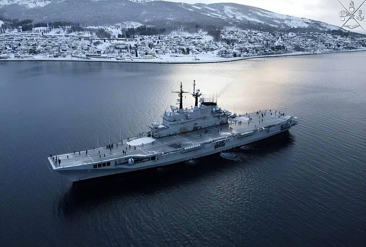印尼海军白捡的航母，“三佛齐”号（KRI Sriwijaya），舷号 100。 

航母有了，现在只差一二十架舰载机了。

#烽火问鼎计划# #日本向美国提出抗议# ​