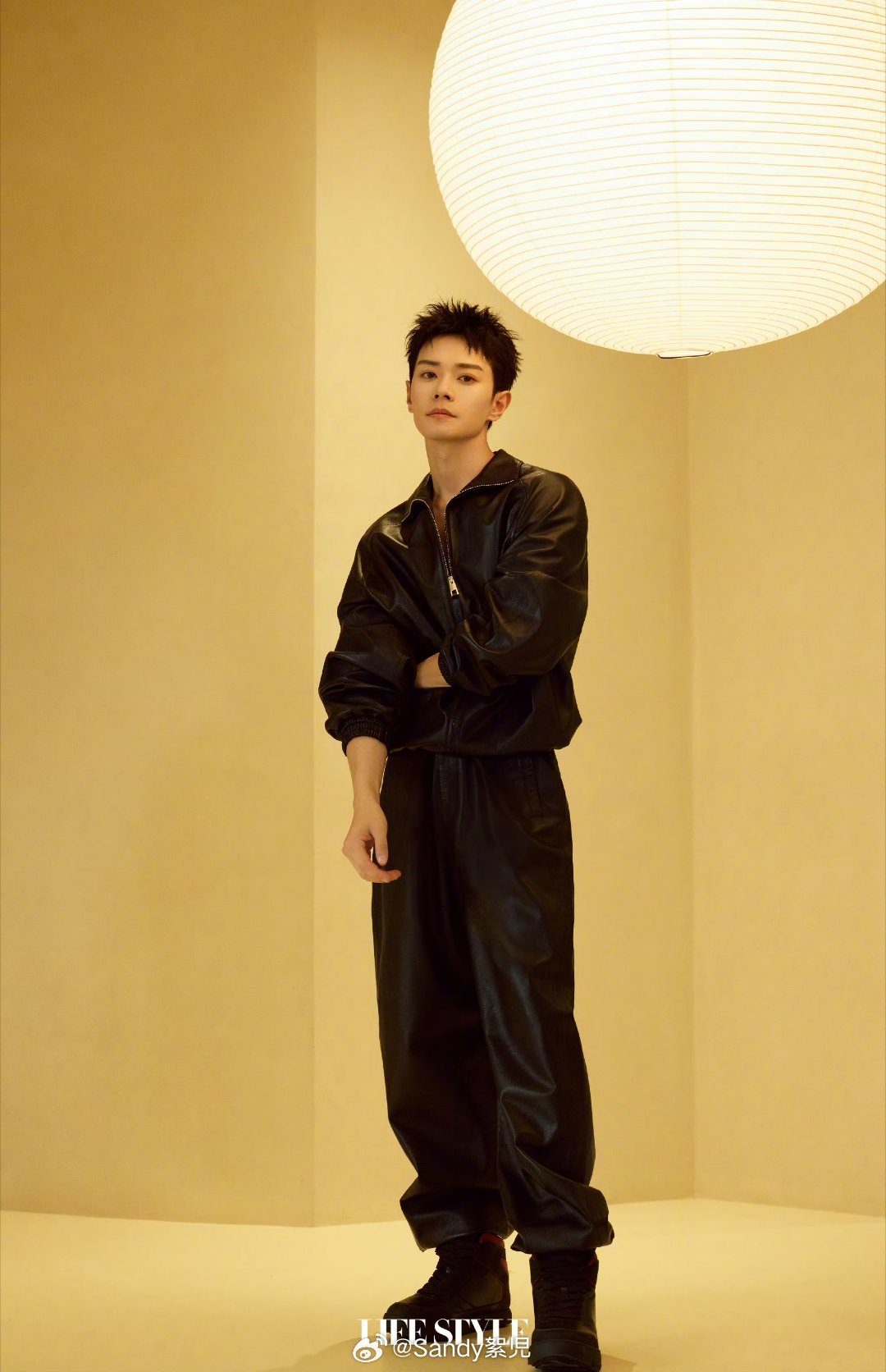 #曹骏精品购物指南封面#曹骏解锁《精品购物指南Lifestyle》10月刊封面！秋日氛围感大片缓缓铺开，镜头之下他游走于绅士沉稳与少年鲜活之间，利落西装、随性牛仔、酷感皮衣多套造型轮番登场，风格切换自如。借秋日的沉静底色，读懂历经时光打磨后的曹骏，感受独属于他的内敛力量。 ​