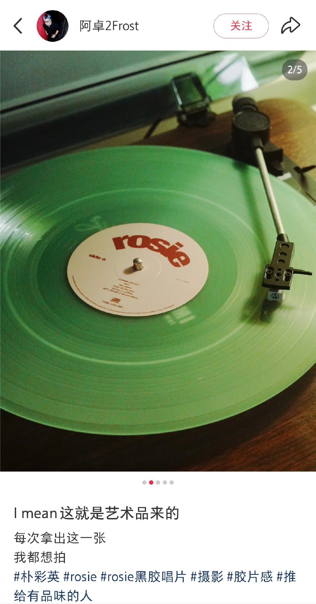Rosie目前除了Uo独家双十一单曲胶有点神（黑胶厂全责）之外其他的都很好看 整个era的字体我都喜欢尤其是日专的粉色 ​