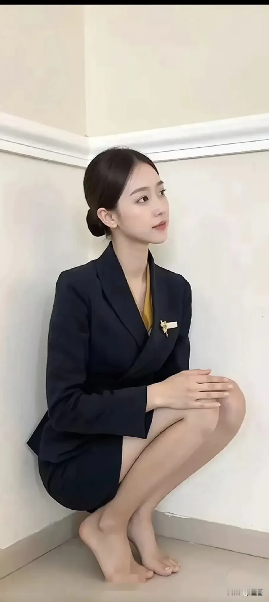 优雅职场女郎，轻松姿态尽显自信与魅力！💼✨