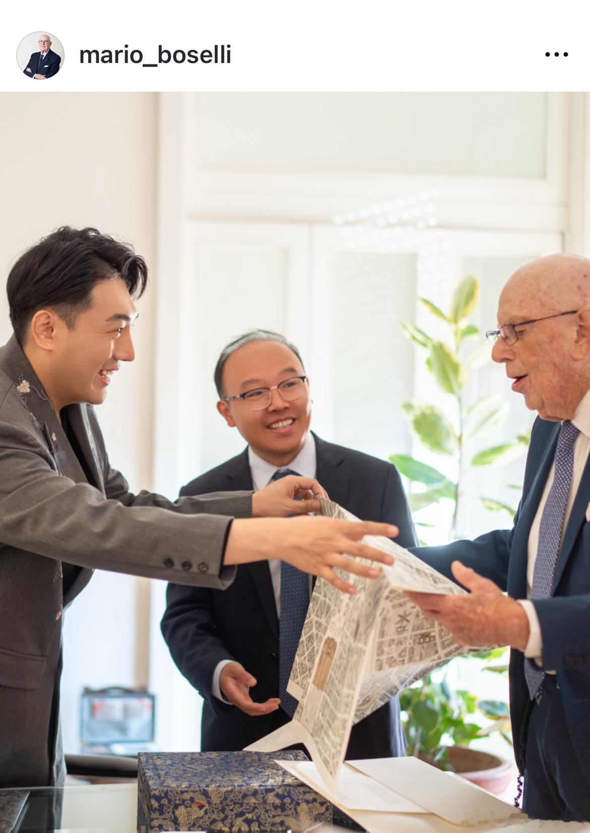 在INS欣喜看到 Mario Boselli 马里奥·博塞利——意大利国家时装商会、米兰时装周终身名誉主席，意中基金会主席，专门发文，对李云涛时尚大秀（米兰站）给予了高度的认可✨

由衷感恩博塞利先生的肯定。他始终扶持新一代创作者，全力推动中意之间的文化交流。
本次李云涛时尚大秀（米兰站）怀揣一带一路 ​