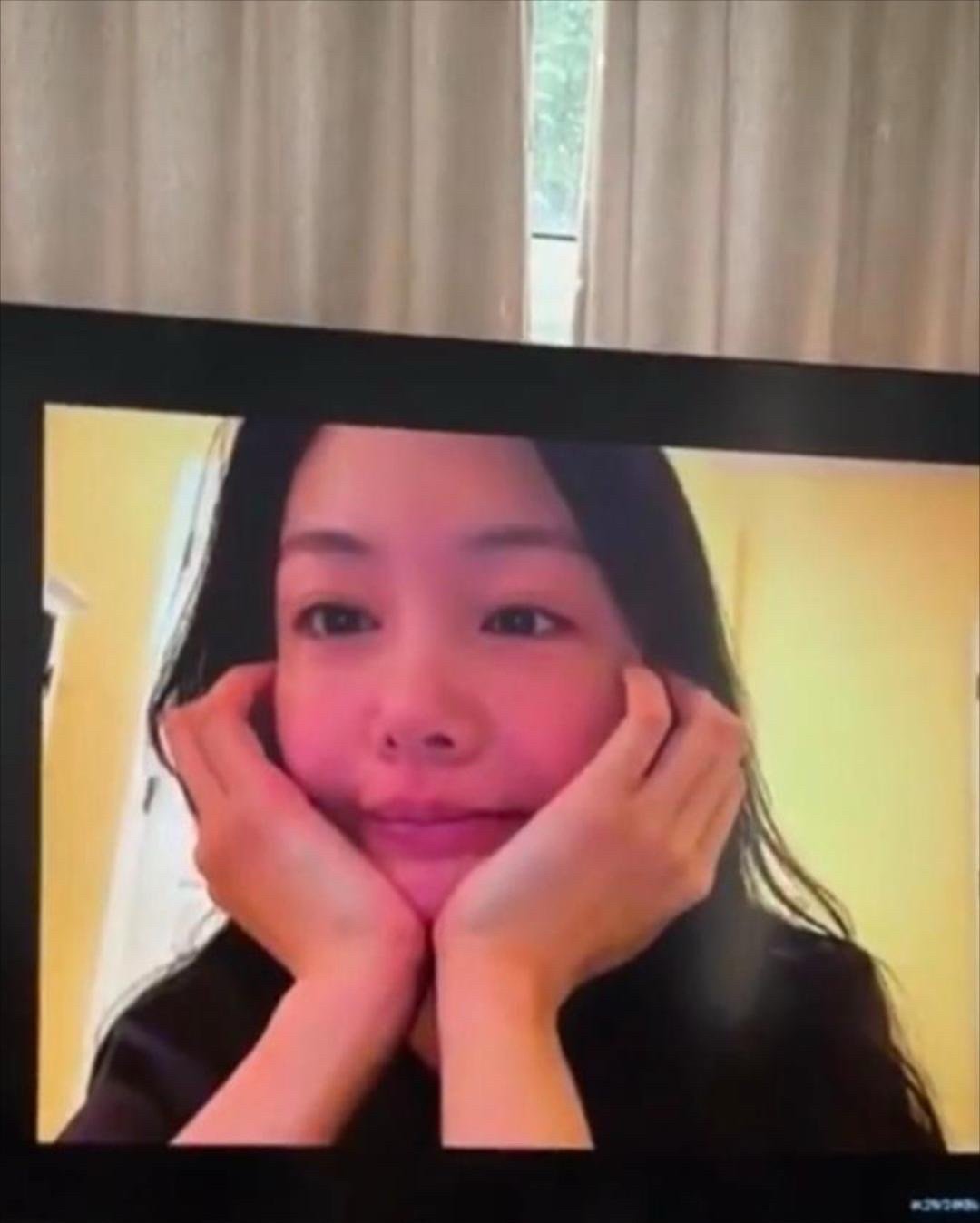 35岁郑爽在美国和粉丝一起庆祝生日。她的状态看起来挺好的，脸变圆润了不少，整个人元气满满！看到粉丝为她唱生日歌，她感动到哭了。 ​