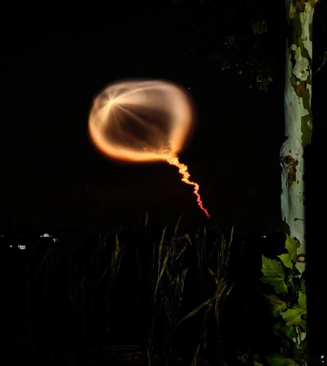 #火箭夜光云#
刷屏夜空的“太空水母”来了！

不是极光，不是UFO，是火箭奔赴星辰留下的脚印。黄昏时分高空尾迹凝结冰晶，被落日光线渲染，在暮色里缓缓舒展。

短短十几分钟的限定美景，科技与天空碰撞的极致浪漫！ ​