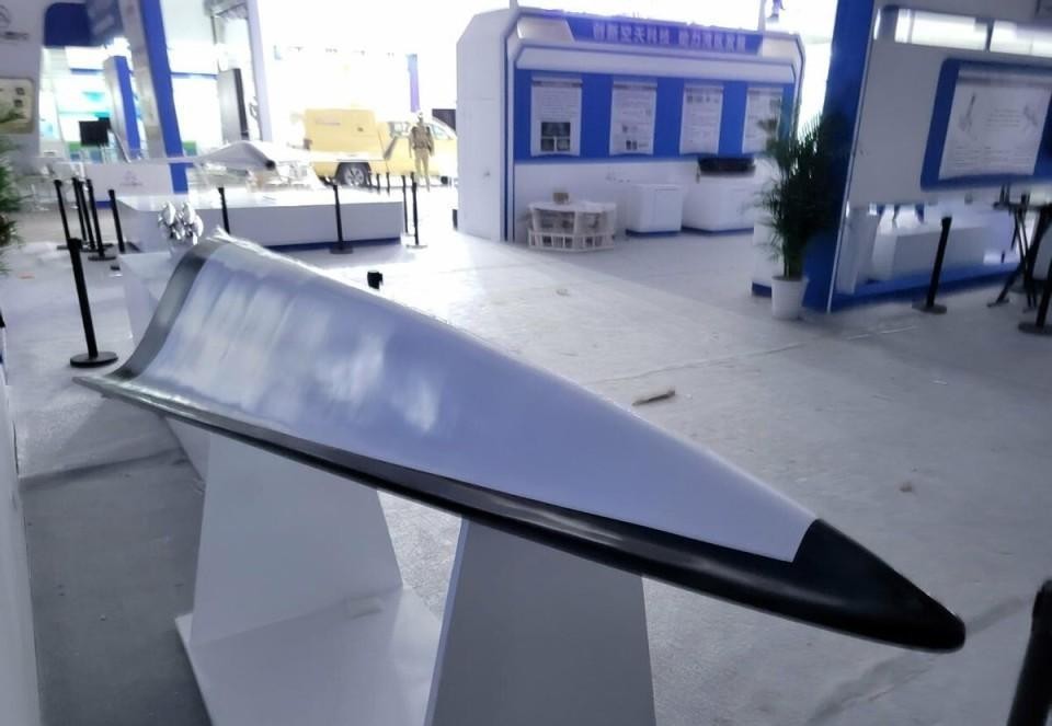 美国终于等来残酷结果，彭博社消息，我国高超音速滑翔飞行器，可以发射空空导弹、反舰导弹。在高空滑翔飞行途中，把空空导弹打出去，去猎杀几千公里之外的空中目标，目标就是E-3预警机、空中加油机、E-4B型空中指挥机这类高价值支援飞机。

不少人刚看到这条消息的时候，第一反应都是“还能这么玩？”
毕竟在之前
