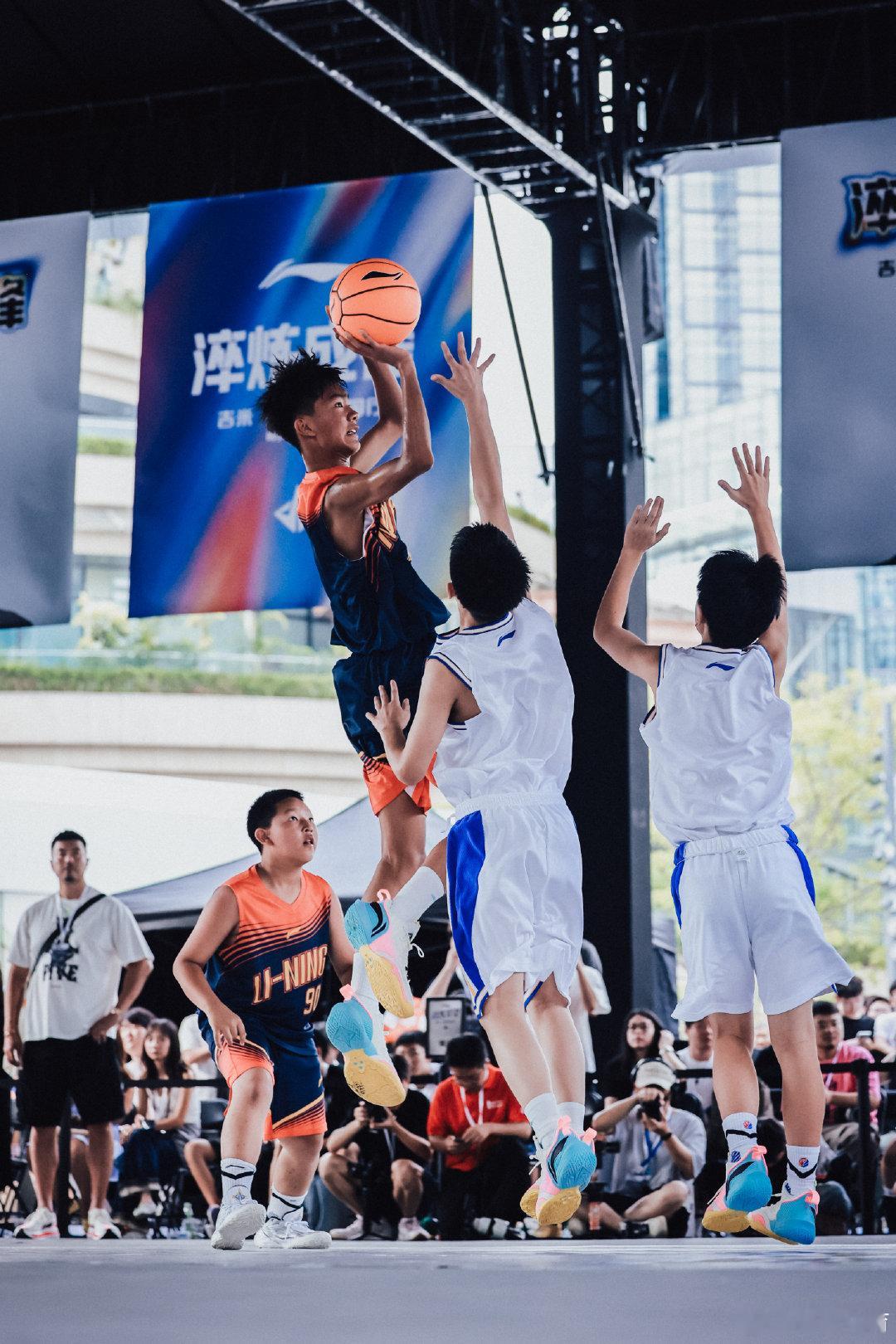 🏀从大凉山到成都淬炼球局 巴特勒化身教练，带领凉山少年站上城市赛场 ...