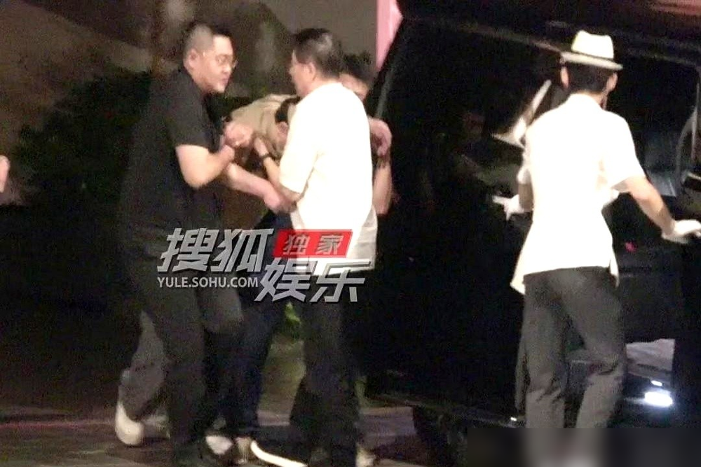 47岁的沈腾，被三个人架着胳膊，半拖半拽挪出餐厅。双脚软得跟踩棉花似的，愣是站不住。
口罩帽子捂得严实，还是被认出来了。两个兄弟一左一右托着，后头还得有人护腰，网友说像架着老太爷出门，一点不夸张。
按说以他这咖位，不想喝谁敢灌？可电影圈就这规矩，项目没官宣，诚意得先到位。
颈椎老毛病这些年没断