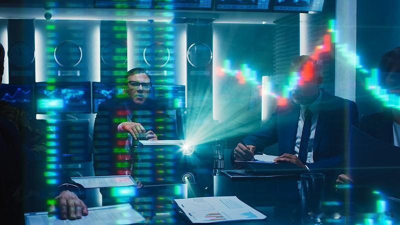 宇某科技三季度业绩让人深思：Q3净利润同比下降17%环比下降49% ，研发投入同比增长250%，实现扣非后归母净利润3.49亿元，同比下降18.78%。如何理解这份业绩报告？一利好还是利空？
短期：利空出尽。 市场本来担心上市后第一份财报会暴雷，结果营收+70%、扣非只降了不到20%，而且下降全是主