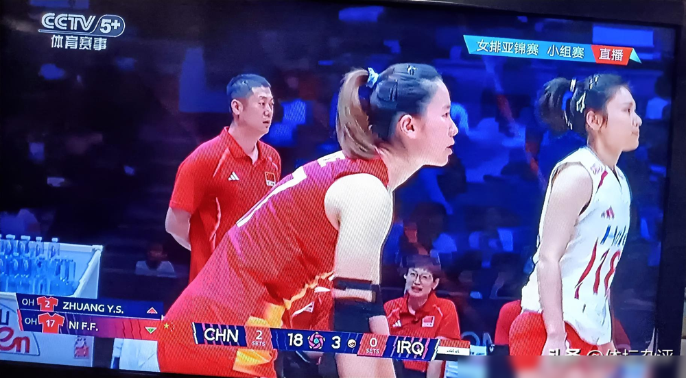 球出界了，解说员说值得表扬，评论区直接炸了。
中国女排亚锦赛首战，3：0拿下伊拉克。李晨瑄一记扣球打出界外，央视解说李颖来了一句：虽然出界，但很敢打，气势不错。
网友不干了。有人说这是睁眼说瞎话，有人说失误就是失误，硬夸显得假，还有人翻出她过往解说，说风格一直这样，护犊子式点评。
但也有一拨人