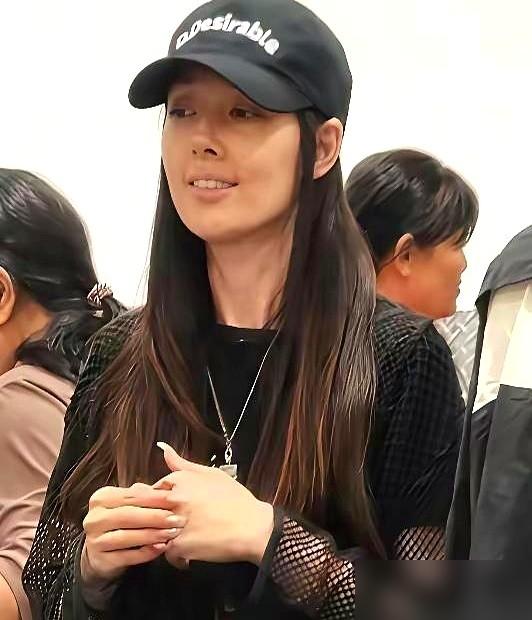 郭碧婷被偶遇，脸直接瘦凹进去了，评论区吵翻了。
有人张嘴就是太憔悴没星味了。可你看她旁边，向佐背包推车牵俩娃，她在那儿抓娃娃。
上个月还被拍到带儿子出门，孩子扎小辫，她穿得跟路人没区别。向太说了，这媳妇佛系，孩子带得好着呢。
老公直播间冒出个撞脸女助播，她一个字没回。日子照过，娃照带。
四十