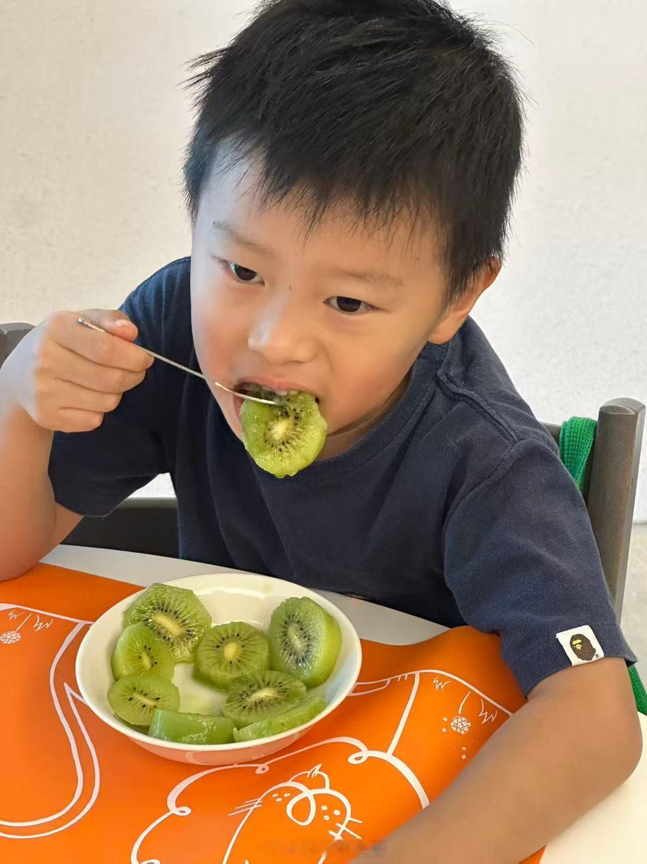 肥恩:妈妈，明天我们可以去拍照吗毛豆妈:为什么肥恩:可以不上幼儿园还可以赚钱呀哈哈哈哈哈哈哈哈哈他懂得太多了 ​​​