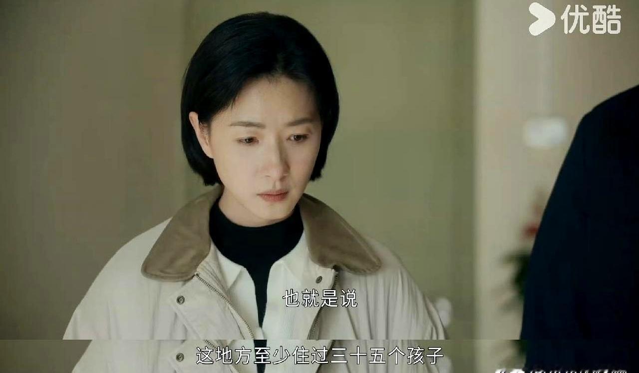 1999年银行劫案与2012年儿童拐卖案双线交织，王阳万茜新剧《冬城猎凶》直接把现实里最轰动的郑州特大抢劫案和梅姨案细节全搬了进去，尺度大到让人倒吸一口凉气。
 

最绝的是余文乐演的反派，往阴暗角落里一站，眼神透着股狠劲，第一眼差点没认出来。
 

这种全员演技在线、节奏快到窒息的刑侦剧，才叫真正
