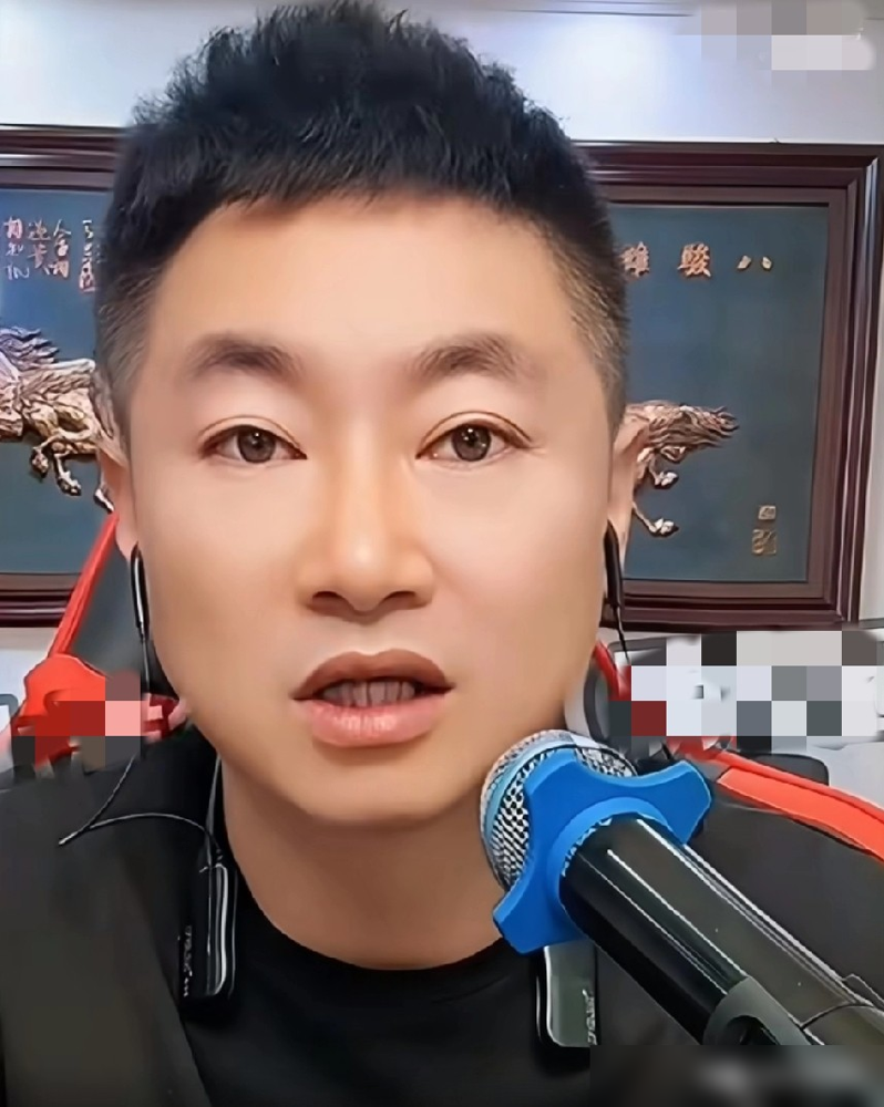 狗磊公开宣战吴迪，网红圈的遮羞布彻底被撕得稀碎。
起因是巴扎黑去捧场活动，结果现场成了吴迪品牌的活广告。巴扎黑不仅没捞着带货，还在游戏环节里被打到脸麻。
狗磊一看兄弟吃亏，在直播间直接发飙。他隔空怒怼吴迪，自曝早把对方拉黑，直接撂下狠话：心里不爽随时向我开战！
吴迪方也不惯着，徒弟立马开播反呛