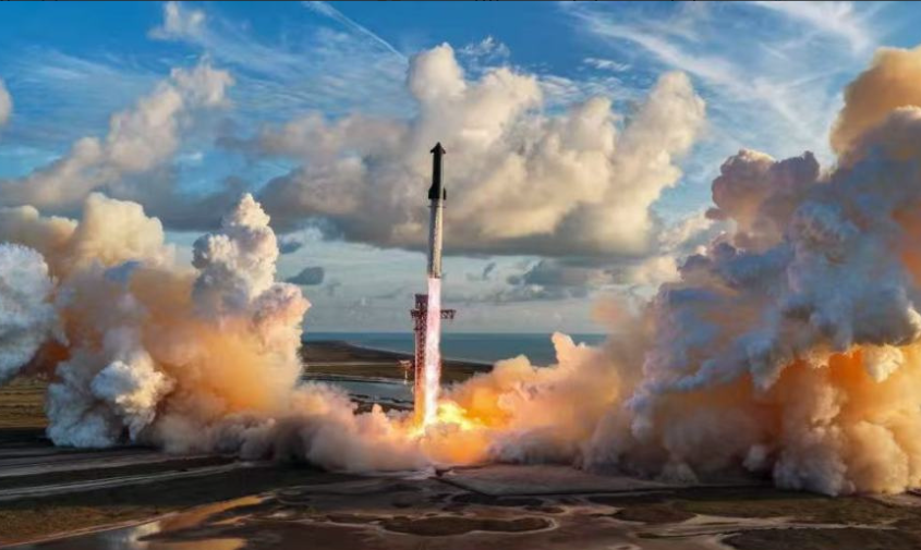 【马斯克回应SpaceX星舰首次入轨】马斯克称星舰距小时航班还需2到3年 9月28日，SpaceX星舰在墨西哥湾沿岸的星基地（Starbase）综合设施发射升空，执行第14次飞行任务。此次飞行首次入轨并在大约269公里的高度部署了26颗星链卫星，由于一台发动机出现故障，任务比计划提前7小时结束。