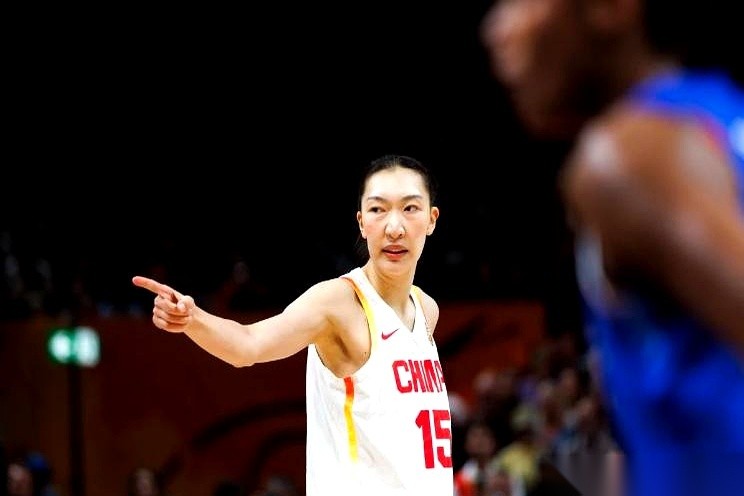 美国女篮大比分逆转法国，这届赛事大幕一合，中国女篮带着第7名的成绩单离了场。按理说，从上一届的亚军直线滑落，看客们心里都得叹口气，但网传的一份奖金爆料，却硬生生把画风带进了一个魔幻的轨道。
有媒体人直接放出风声：别看跌到第7，在“新老交替”的背景下，这成绩算“超额完成任务”。
顺着这套逻辑，奖金池的