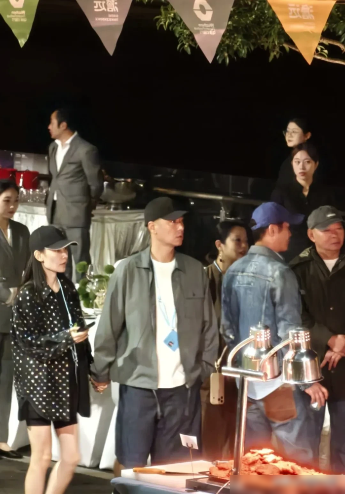 乌镇街头，任重扶着大肚子的孙骁骁，慢慢走，旁边游客喊他，他回头笑，还跟人聊了两句。
孙骁骁这胎，藏不住了，孕肚顶得外套都绷着。任重一路手没离开她后腰，过石板路时直接半搂着走。
这俩人，2019年因话剧认识，2022年试婚纱，2023年生下女儿嘻姐，2025年任重才松口承认已婚。期间多少猜测，愣是