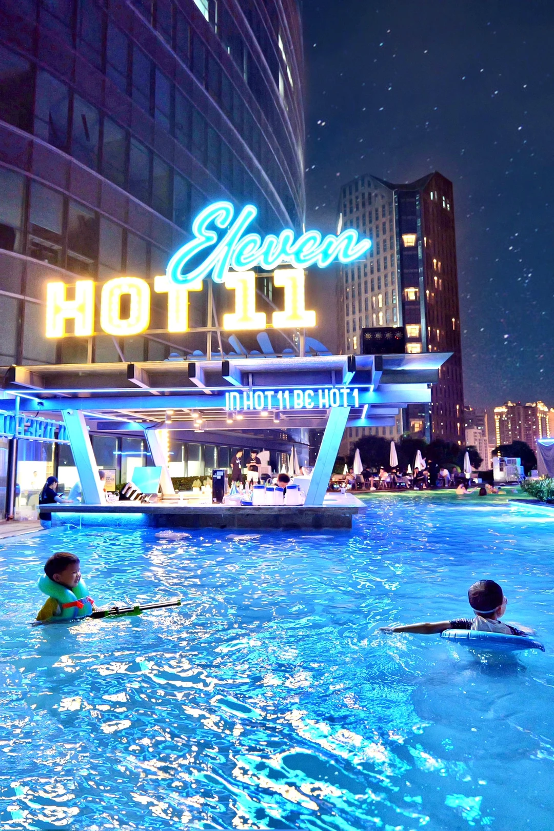 这是我大武汉的天空泳池bar！你说city不city