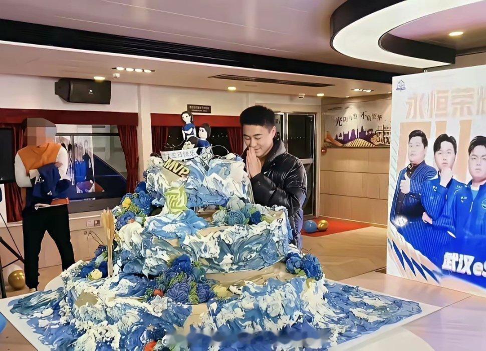 普通人的蛋糕是奶油，何猷君的蛋糕是海洋 ​