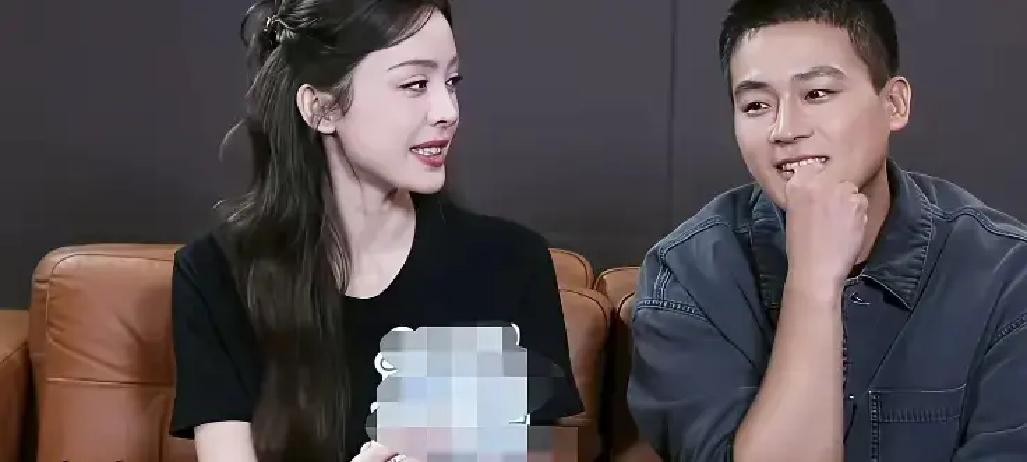 谁能想到一向拿大女主剧本的古力娜扎，竟然也有当众大吐苦水、抱怨自己沦为“倒贴户”的一天

平时那些男一号男二号排着队献殷勤的待遇全没了，这回碰上欧豪，她简直是一肚子委屈

俩人对戏的时候，娜扎主动凑上去要献吻，结果硬生生被对方一把推开，嘴里还甩出一句嫌弃的“起开”

也难怪她当着大家的面直叹气，说自
