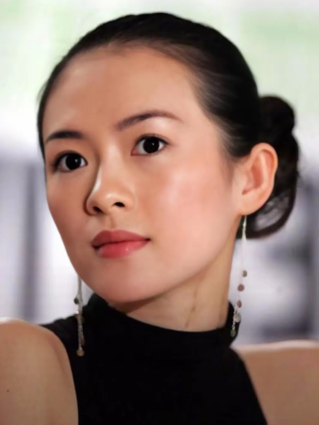 章子怡医美前和医美后，风格完全变了，原来是精致小脸，脸上的肉虽然有点薄，配上她小小的头颅和立体的骨相、精致的眉眼、整体轻巧，一团精气，恰到好处。

医美后的的章子怡，额头鼓起来了，面部膨胀，原有的轮廓消失了，眼型变长，眼角也吊上去了，耳唇明显牵扯，嘴型也拉的瘪瘪扯扯，真是不忍看啊！

章子怡虽然没有