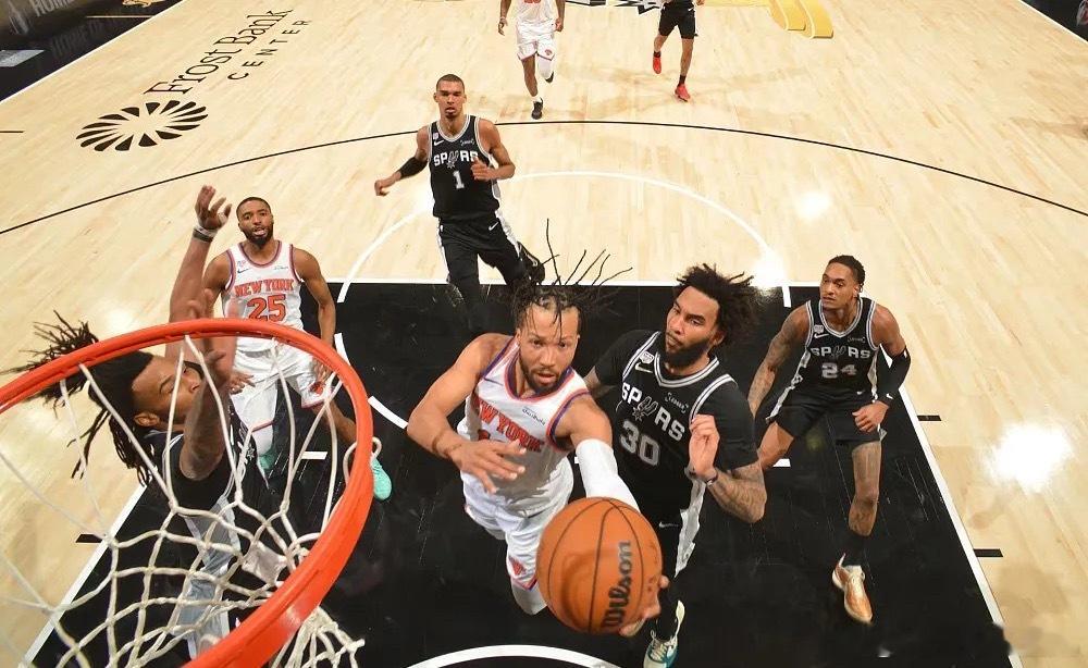 今日结束的NBA总决赛G1，尼克斯客场105-95战胜马刺，系列赛大比...