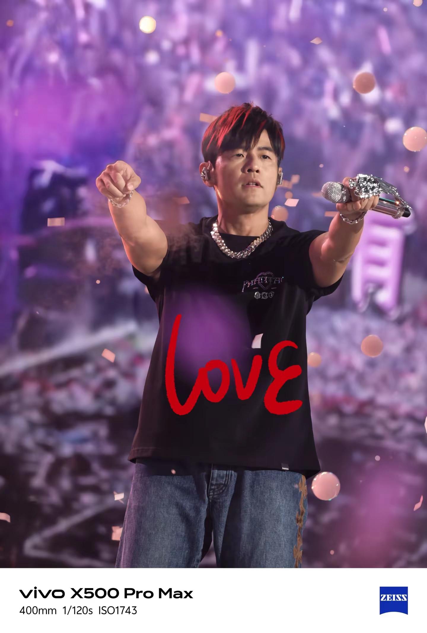 谁顶得住啊，拍到了童年偶像。周杰伦演唱会这样拍 当你有了vivo vivo演唱会神器终于见到童年偶像了，从那首七里香开始虽然这次位置靠后，但拿了vivo X500 Pro Max依然拍到了帅气的杰伦vivo配增距镜无愧演唱会神器