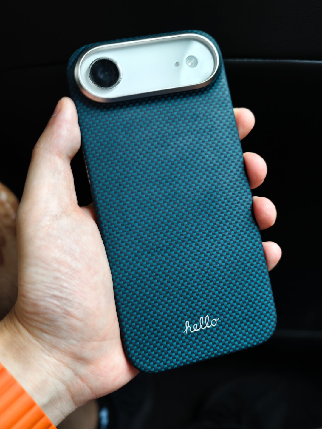 #微信 液态玻璃#  看了下是iPhone版本的，我虽然日常也用iPhone Air，但是纯备用机，从来不登录微信[流鼻血][流鼻血][流鼻血]  ​