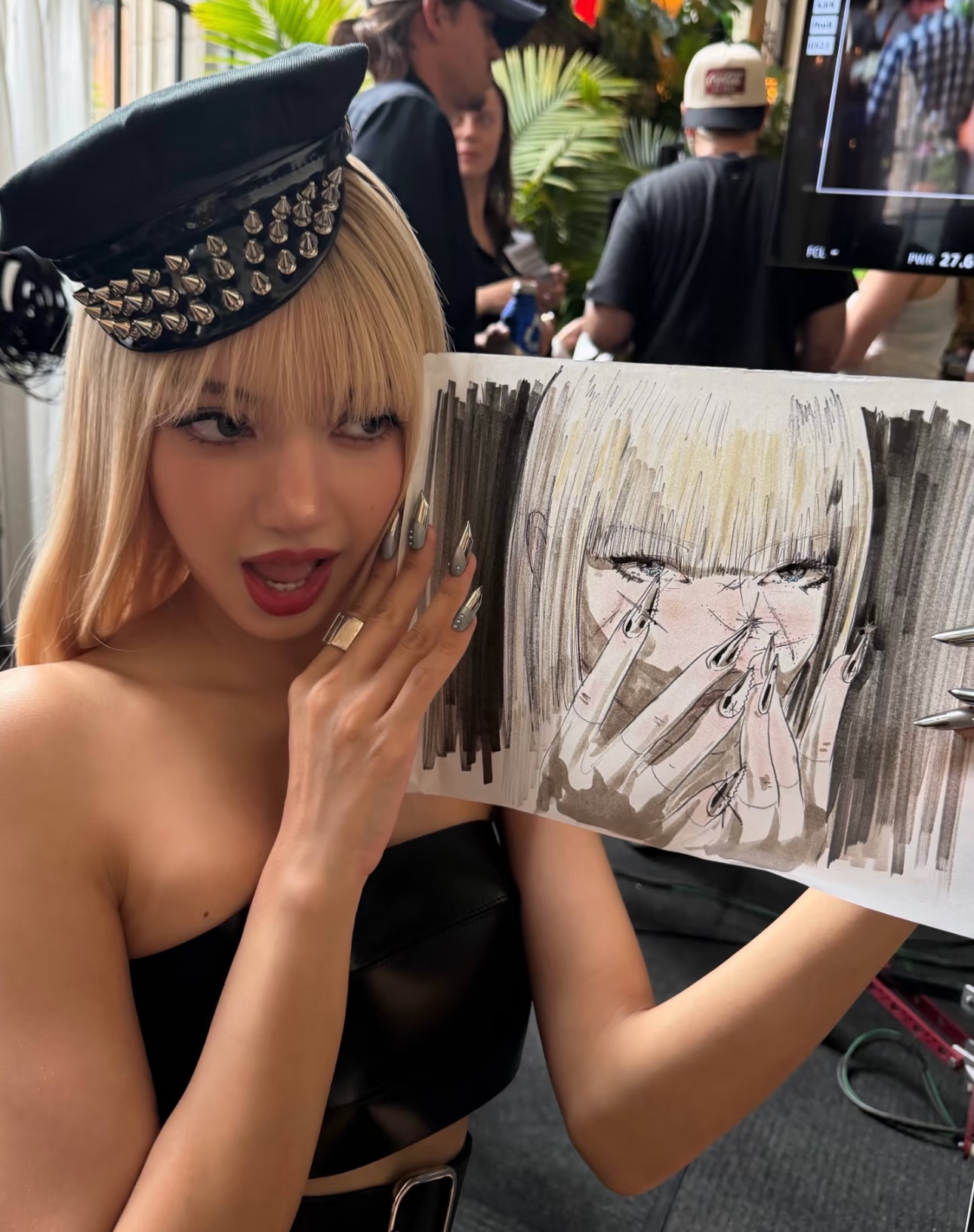 29岁Lisa晒暗黑风新照！全黑皮衣搭过膝靴，单身搞事业的状态太飒了！

Lisa这次真的把“暗黑千金”风玩明白了。她手里拿着一本黑白漫画，封面上那个眼神凌厉的角色，跟她今天的妆造简直是神同步。

最吸睛的肯定是头上那顶黑色铆钉贝雷帽，金属光泽在灯光下特别抢眼，瞬间打破了全黑造型的沉闷感。身上这件抹