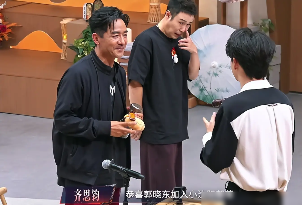 郭晓东直接甩了张没打码的私信截图出来，内容是骂他拖累小沈阳，标点符号都带着火气。
起因是《披荆斩棘2026》四公，他跟小沈阳、余文乐、李光洁一组。四个纯演员，唱刘宇宁的《她》，小考一出来，网上全在说这组悬。
说白了，体能抢歌抢不过，唱跳也不是强项，被划成危险团不冤。但矛头全指他一个人头上，他崩了