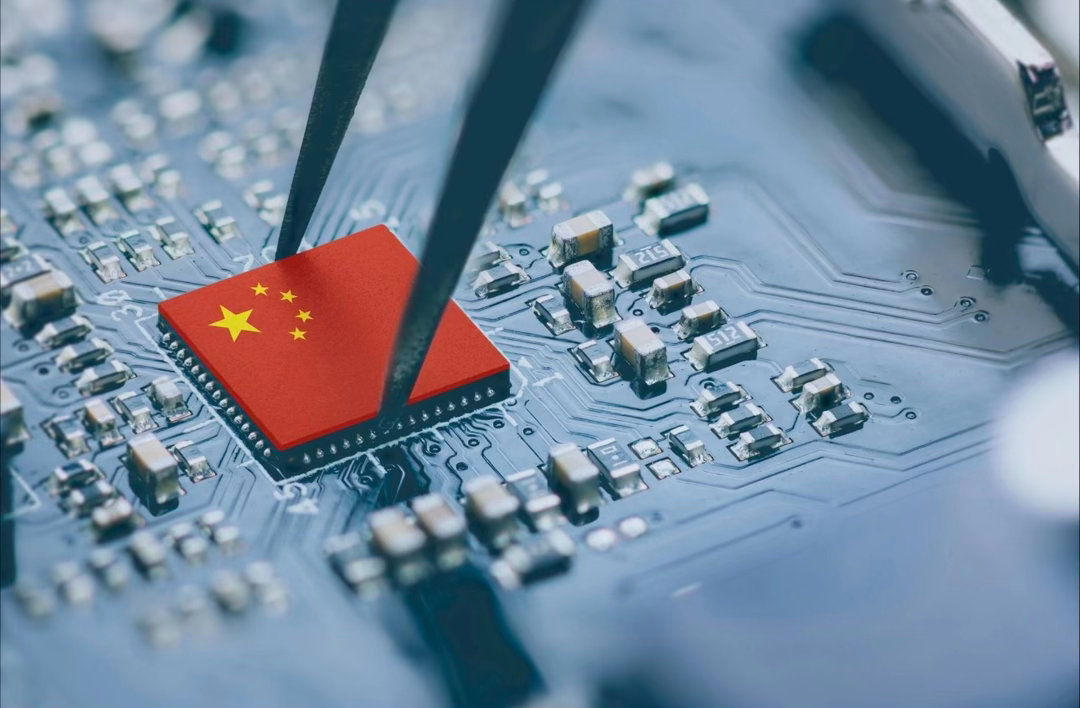 #中国半导体两个好消息#两大半导体领域利好消息接连传出，国产技术迎来新的阶段性成果。封装技术实现重要升级，能够更好适配小型化终端设备，兼顾性能与功耗，赋能各类智能硬件产品迭代更新。
与此同时，核心芯片研发取得新进展，在材料、工艺等关键环节完成自我突破。从实验室技术走向规模化落地，产 ​