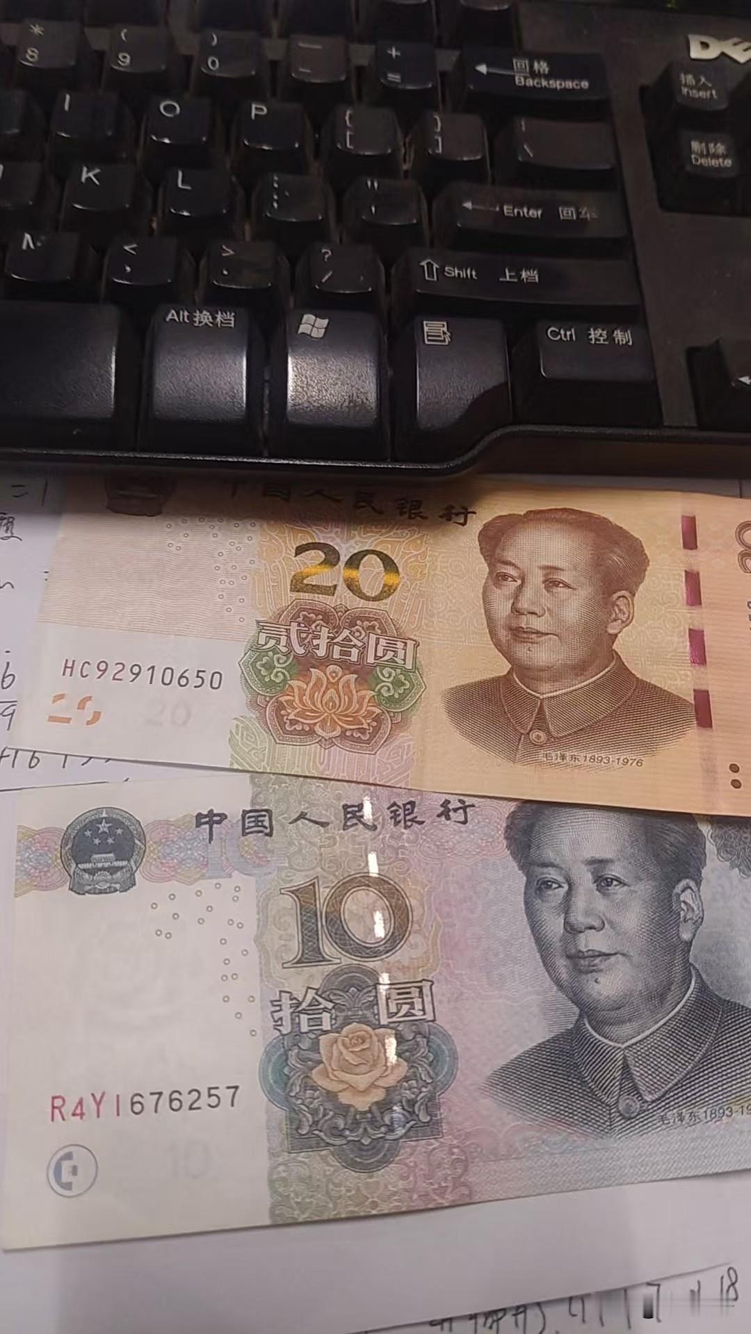 我们厂有个二个不成文的规律！
       第一个规律来自我们厂的老板，无论他有心去参加员工的什么宴席，他给的红包，一律是600块钱！
      我们厂的另外一个规律，只要是过中秋节，大家统一发30块钱的现金。
       这30块钱的过节费，是不分你是正式工还是临时工，众生都平等的。