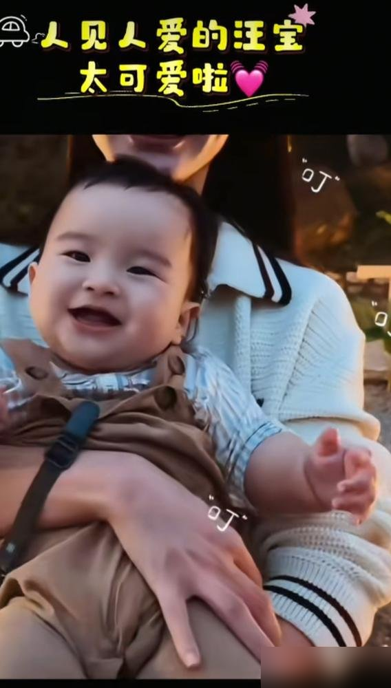 汪小菲儿子正脸，第一次被马筱梅的镜头怼着拍，全网都在找张兰的影子。那眉眼走势，活脱脱是奶奶的翻版。
中秋这趟，小玥儿蹲地上给亲爹拍照，身高已经窜过一米五，长发披肩。怀柔景区二十多人的队伍，张兰、马筱梅、小箖箖全在，前妻的孩子，后娶的媳妇，一个没落下。
另一边，张兰穿着宽松长裙，拿着扫帚扫院子，扫