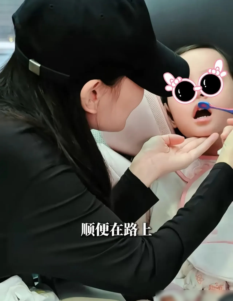 孙骁骁女儿三岁了，刷牙、穿衣服、车上喂饭，全她一个人包圆。镜头怼着拍，她笑着说乐在其中。评论区立马炸了，一边骂养废了，一边夸母爱伟大。
明星晒育儿翻车，她不是第一个。黄磊支持多多15岁谈恋爱，说早恋这词很混蛋，被骂上热搜。袁弘带娃被夸模范丈夫，转头就有人说是在立人设。
只有霍思燕精，儿子上综艺爆
