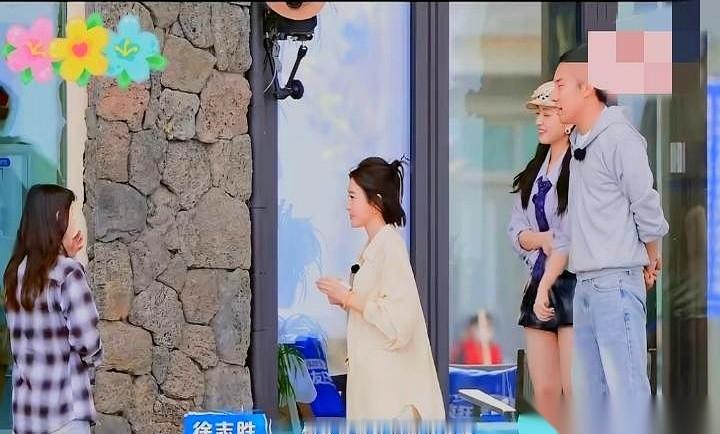 2022年打视频连线的时候，张家齐对着屏幕直接喊了武大靖一声“大靖叔叔”。
被叫的正主当时才二十几岁，当场抗议不干，硬逼着她改口叫哥哥。
徐志胜和秦岚刚顺着冬奥的话题往下挖完，徐梦桃跟金博洋的具体交往细节却彻底没来得及继续盘问。
这种让人当面给人际关系排座次的场局，看着是提问，说白了都是在挖坑。
你