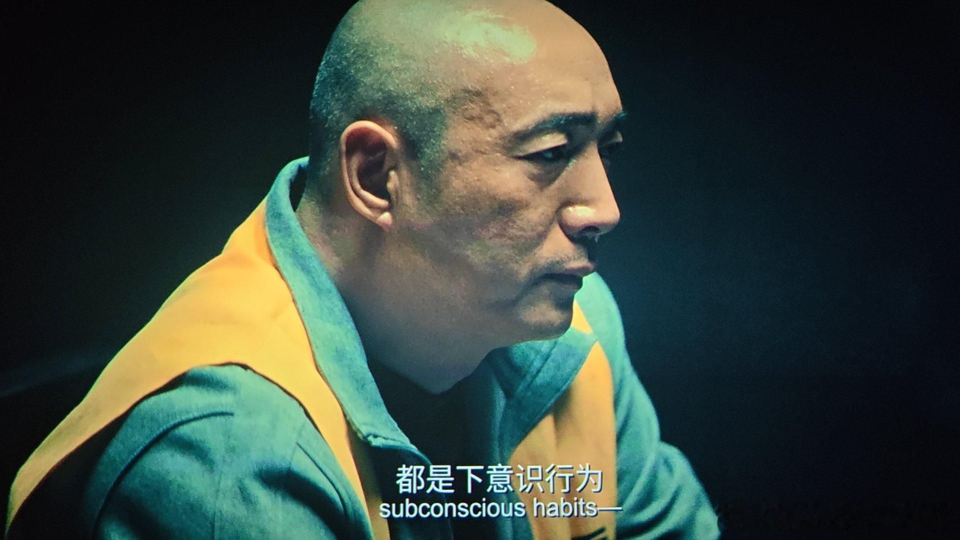 电影看完了，真的是把我吓了一大跳。
现在拍摄手法都这么喜欢上来就吓人一跳嘛？
没有一点心理准备，电影院还就三个人。
我坐在最前面。
一开始的观影提示，我以为只是血腥，哪想到是一惊一乍的。
今天肚子开始疼了，难受。
这个电影虽然长，但是看着并不觉得难受。
主要是由几个案件拼接起来的。
剧情 ​