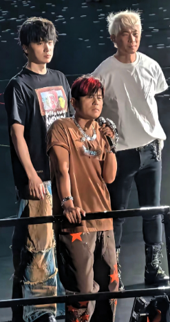 周杰伦都给这宝妈干沉默加无奈了！
在青岛演唱会上，粉丝点歌环节，
一位宝妈滔滔不绝，说她的女儿多好多可爱，就是不点歌，足足说了8-10分钟！
杰伦和他的伴舞们都这个表情了！最后这位宝妈也没点歌，
忍无可忍的杰伦决定不再做忍者，打断了宝妈，送她一首《听妈妈的话》！

这位妈妈激动成那样，无非是想把&