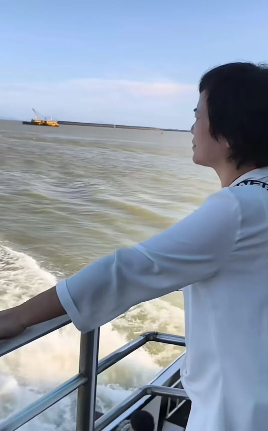 那个跟李小龙较过劲的硬汉，最后把自己交给了大海
陈观泰走了，82岁。
9月2号凌