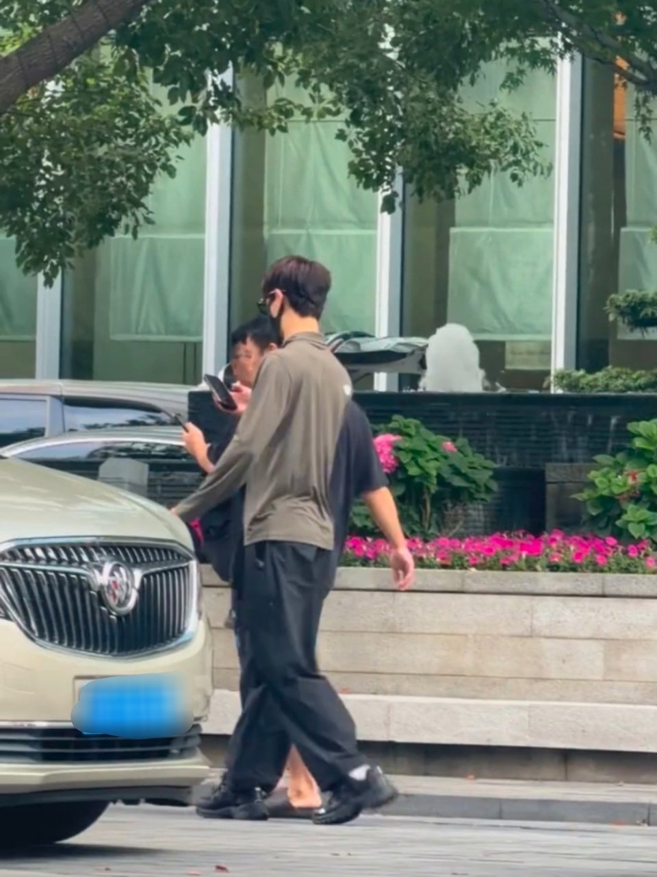 李昀锐在上海某马路上被网友偶遇了，貌似迷路了，确认导航方向是否正确原来都是原地转一圈啊！戴黑口罩几乎把脸全遮完，脸真的好小！ ​