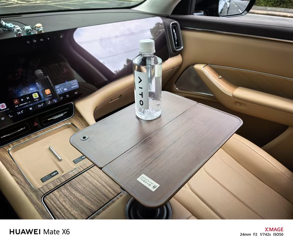 这个小桌很实用！在我的问界M8里面只需要借助一个车内的杯托即可轻松安装！这个小桌是胡桃木色，我很喜欢这个颜色，停车等人、露营，都可以摆上茶具或者手冲咖啡器具，营造一个休闲的独处空间！
#鸿蒙智行
#智慧出行体验
#问界M8
#问界M8去哪儿都是家