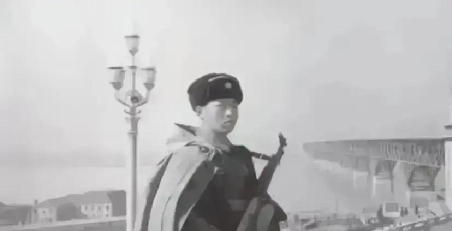 1971年，许世友在南京长江大桥视察时，看到守桥士兵冒着大雪露天站岗，当即提出修建岗楼，管理人员却反对：“不行，会影响整体美观！”
许世友回到军区办公室，直接叫来了工兵连长。“明天天亮之前，”他用手指敲着桌面，“我要看到四个岗楼的地基挖好。”
连长愣了一下：“司令员，大桥管理处那边……”
“那边我去
