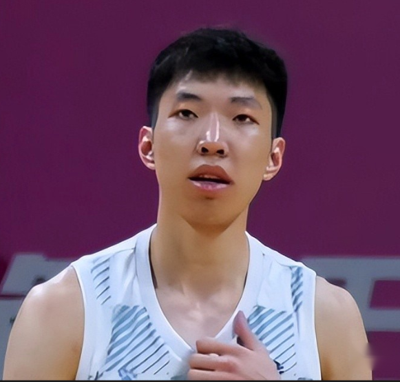 好教练！廖三宁这波力挺，揭开了郭士强最真实的一面
廖三宁近日一番话，把郭士强推到了聚光灯下。没有客套，没有场面话，这个年轻人直截了当地说，郭导是中国男篮压力最大的人。世预赛磕磕绊绊，热身赛有赢有输，质疑声铺天盖地，全冲着郭士强一个人去了。可就是在这么个烂摊子里，郭士强硬是没让球队散架，他把所有火力都