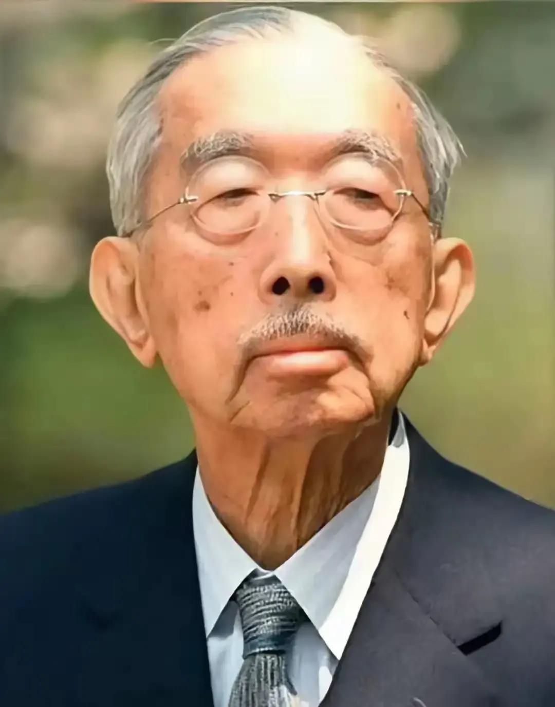 就这副贼眉鼠眼、又老又丑的样貌，简直是把“恶毒”两个字刻在了骨子里！
 
1945年9月27日上午10点，东京，美国大使馆。麦克阿瑟站在门口，等着那个穿燕尾服、戴礼帽的男人走进来。裕仁比他矮了一个头，站在门口停了一下，然后伸出手。
 
麦克阿瑟后来在回忆录里写：他握着我的手，那手又软又凉。他说：“我