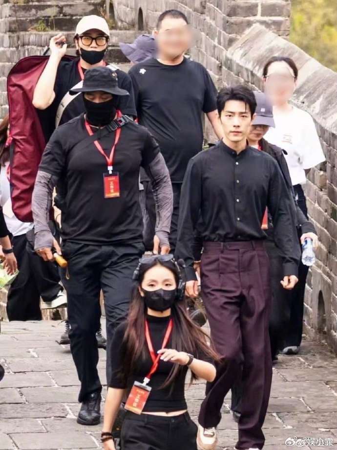 #爬长城还能偶遇肖战拍摄# 是谁爬长城解锁惊喜！路人登长城偶遇肖战拍摄，这是什么神仙运气 ​