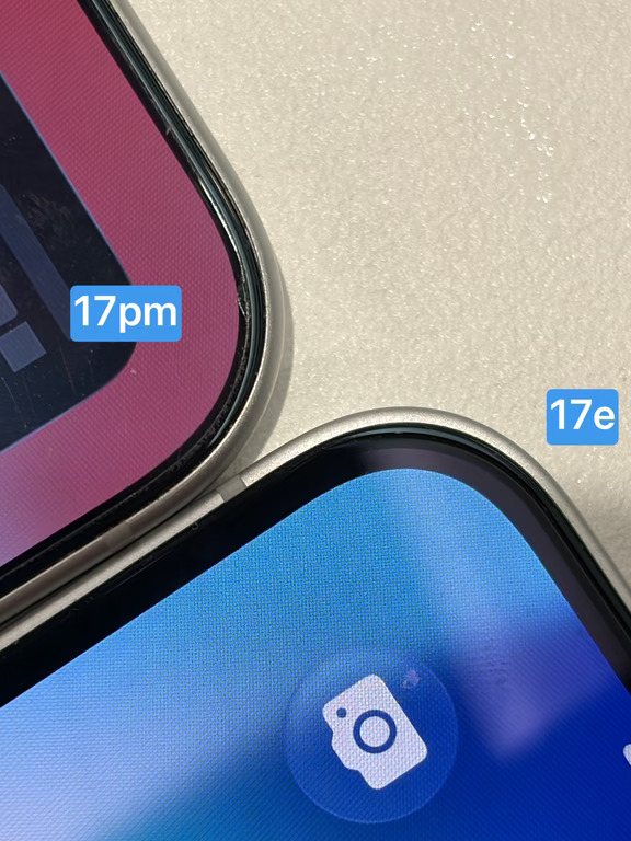 为什么 iPhone17Pro /17ProMax 的边框轻轻一磕就会变形？
iPhone 用铝合金边框的机型那么多，之前咋就没这么多人反应呢？
	
这就是我说的边框正面是利角还是钝角的区别。
大家看这个图就能看出来，17PM 明显利很多，细细一条。
17e 看着就粗很多，我目测粗一倍。
更粗更抗摔。
	
17e 用的还是14的模具，那时候的手机屏幕是2D，边框弧度很小，15Pro 开始边框弧度变大了，屏幕因也开始变成2.5D 弧度，16Pro 跟15Pro 差不多。
边框弧度变大，导致正面这条边就很细，但是15/16Pro 边框是钛金属啊，抗造得很。
	
17Pro 苹果用回铝合金，但是边框的弧度比16Pro 还大，导致金属边框正面这条细边更细更薄了，所以就出现了轻轻一磕，边框就变形了。
	
17/18Pro 系列的铝合金边框比14/13/12的铝合金边框更脆。
最强的是不锈钢边框，其次是钛金属，接着是14/13/12这是粗铝合金边，最脆弱的 iPhone 边框是17/18系列。...