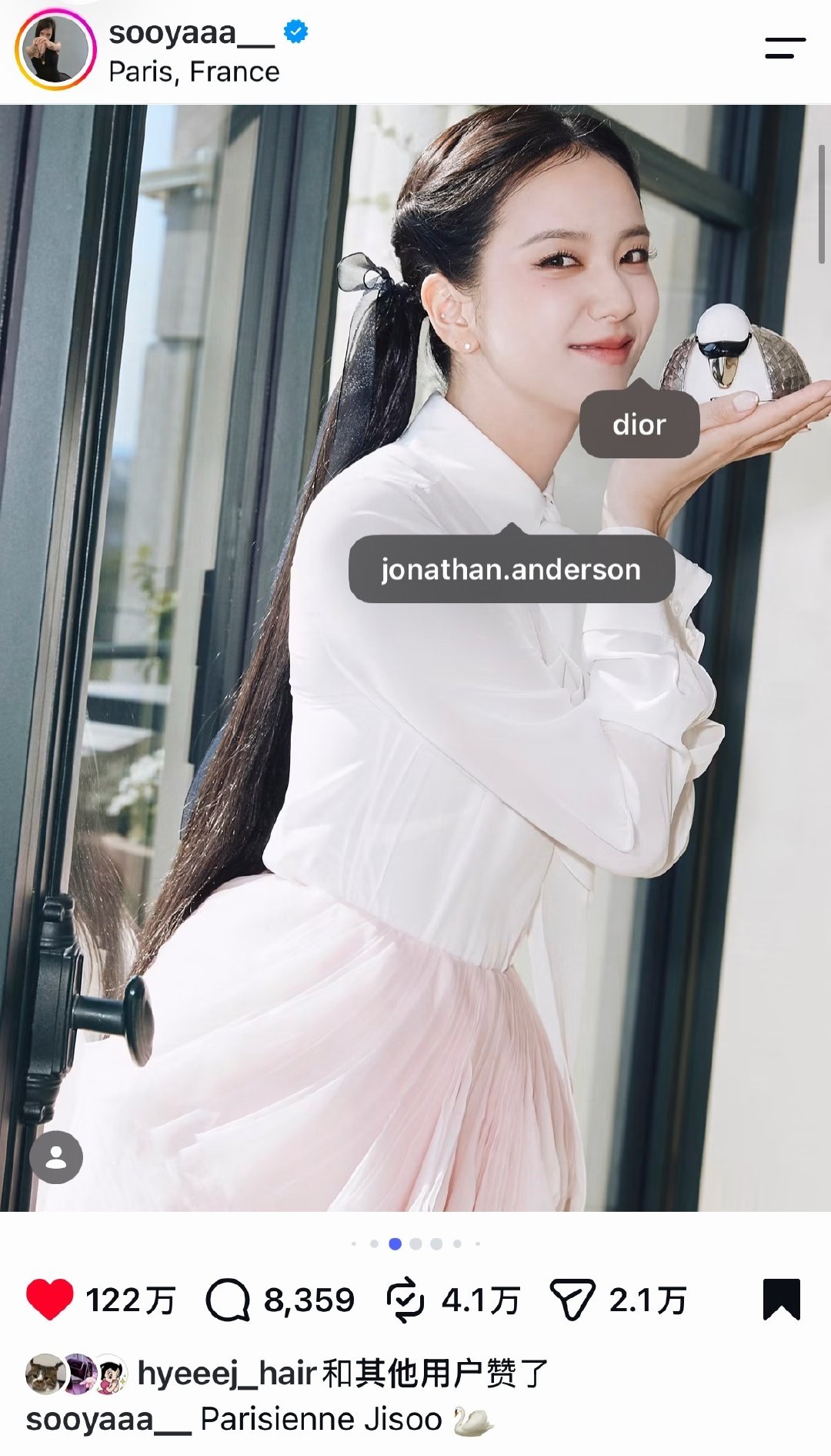 你秀这次发帖都是明显带任务的[泪奔]
1️⃣和Mathilde女儿的帖子是纪念Mathilde女士
2️⃣是为Jonathan的秀正常宣传
3️⃣是27SS新系列手提包宣传
4️⃣是Dior beaty的彩妆宣传

你以为是你担乡下人进城没见过世面纯旅游打卡来的？ ​