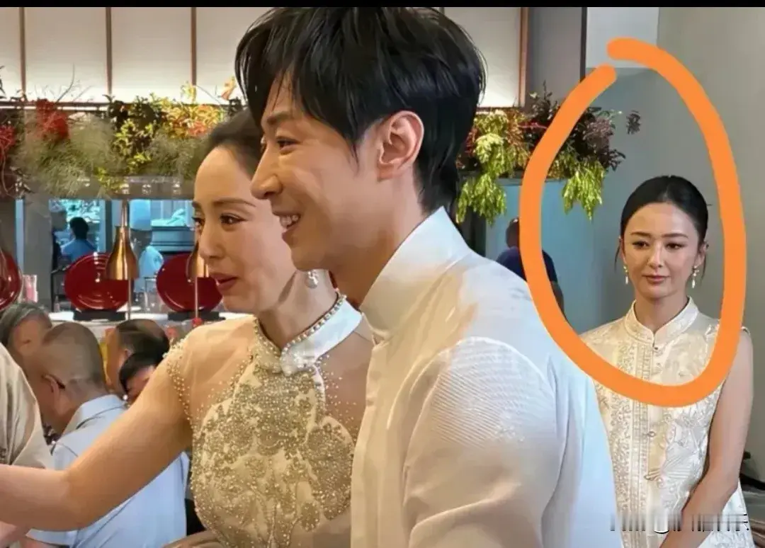 佟丽娅，正面回应！


2025年7月，董璇与小9岁演员张维伊在山西大同举办婚宴，佟丽娅以伴娘身份出席，全程跟随新人敬酒。
然而敬酒环节中，佟丽娅站在董璇身后“嘴巴上扬但脸上没一点喜色”的微表情被镜头捕捉，迅速冲上热搜。
网友纷纷解读——“不看好这段二婚”“意味深长盯着董璇”“是不是想到了自己的失败