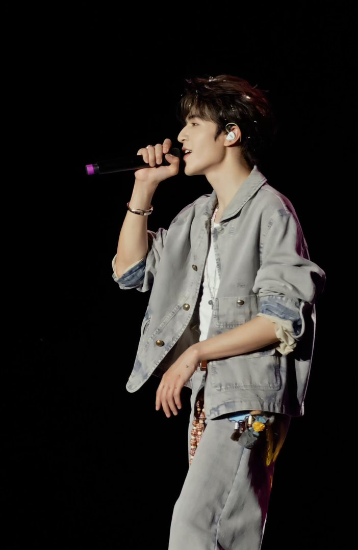 #尹浩宇[超话]# 🥧 #尹浩宇patrickland23生日会# 
Look1内搭太短了，肚子会着凉的，以后不许穿了（bushi
Look2小王子Look3小王子
Look4大狗勾Look5小狗勾 ​