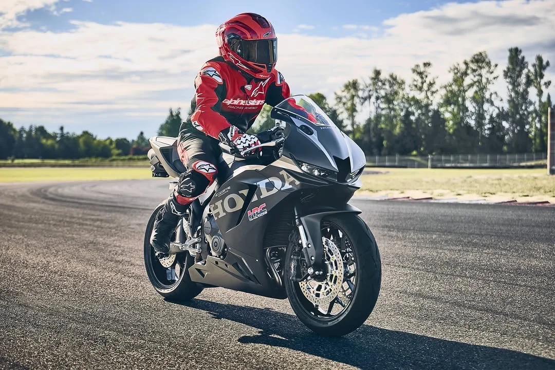 纯正火刃基因！2027款CBR600RR机械质感解析