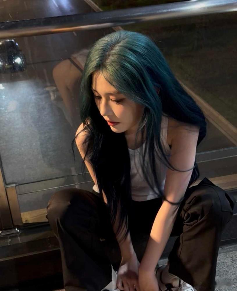 #王奕[超话]#
宝宝的绿发真的很好看 ​