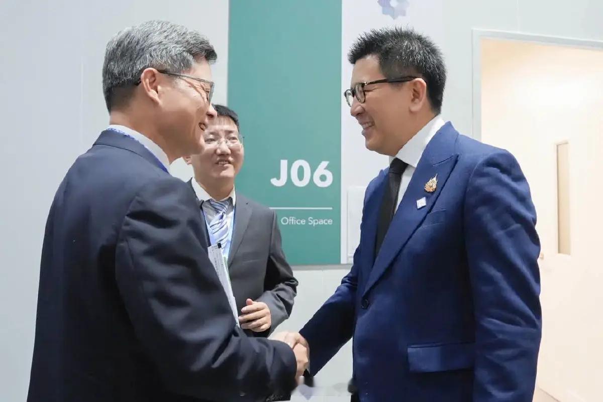 #泰国星暹新闻# 【泰中财长举行会谈 聚焦未来产业投资与跨国犯罪合作】

10月16日，泰国财政部部长埃克尼迪与中国财政部部长蓝佛安举行双边会谈，就深化两国经济与金融合作、推动高质量投资及加强跨国犯罪打击等议题交换意见。

据悉，此次会谈旨在全面战略伙伴关系框架下进一步深化泰中经济与金融合作 ​